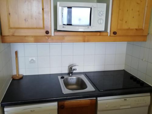 Η κουζίνα ή μικρή κουζίνα στο 2 pièces pour 5 pers, piscine, animaux admis, parking, proche télécabine - FR-1-411-320