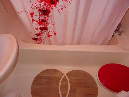 une petite salle de bain avec toilettes et lavabo dans l'établissement Studio skis aux pieds proche commerces et remontées mécaniques - FR-1-411-331, à Arc 1800