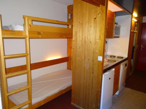 - un lit superposé dans une petite maison dans l'établissement Studio 4 pers, proche pistes et commerces, cœur village Charvet, Arcs 1800 - FR-1-411-321, à Arc 1800