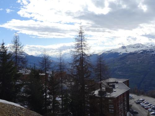 a group of tall trees with mountains in the background at Appartement 3 pièces à Arc 1600, 8 personnes, accès piscine et sauna, proche pistes et commerces - FR-1-411-336 in Arc 1600