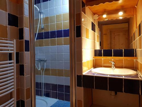 une salle de bain avec un lavabo et une douche dans l'établissement Appartement cosy 2 pièces pour 4, proche pistes et commerces aux Arcs 1600 - FR-1-411-477, à Arc 1600