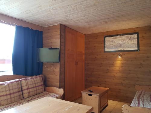 un salon avec un canapé et une table dans l'établissement Appartement cosy 2 pièces pour 4, proche pistes et commerces aux Arcs 1600 - FR-1-411-477, à Arc 1600