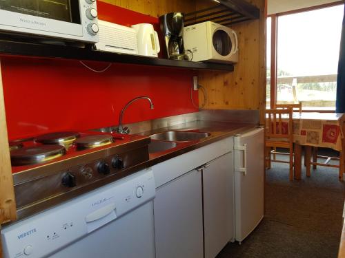 une cuisine avec un évier et une cuisinière four supérieur dans l'établissement Appartement 3 pièces pour 7 personnes à Arc 1600, ski aux pieds, proche commerces, WiFi - FR-1-411-325, à Arc 1600