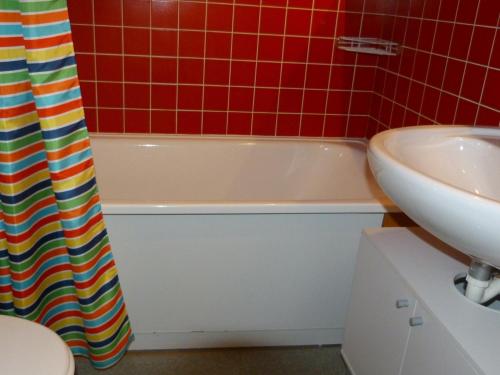 une salle de bain avec une baignoire et un lavabo dans l'établissement Duplex skis aux pieds, balcon, près des remontées et commerces, 6 pers, animaux acceptés - FR-1-411-338, à Arc 1800