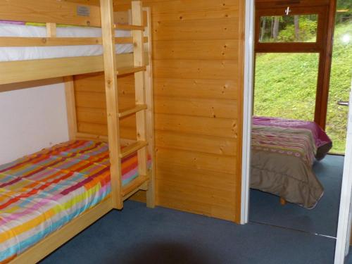 a room with two bunk beds and a small bed at Appartement Les Arcs 1800, 2 pièces, 6 personnes - FR-1-411-338 in Arc 1800