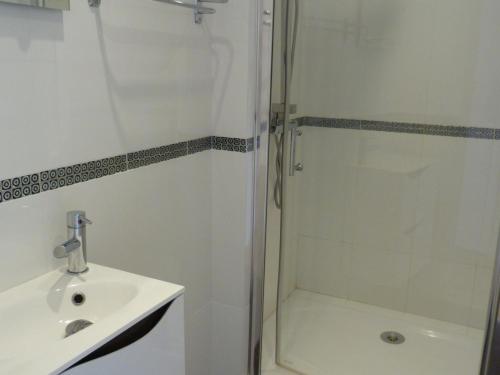 een badkamer met een douche en een wastafel bij Appartement Les Arcs 1800, 4 pièces, 9 personnes - FR-1-411-339 in Arc 1800