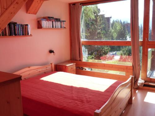 een slaapkamer met een bed en een groot raam bij Appartement Les Arcs 1800, 4 pièces, 9 personnes - FR-1-411-339 in Arc 1800