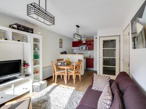 un salon avec un canapé et une table dans l'établissement Appartement 6 personnes avec parking et wifi à Barèges - FR-1-403-78, à Barèges