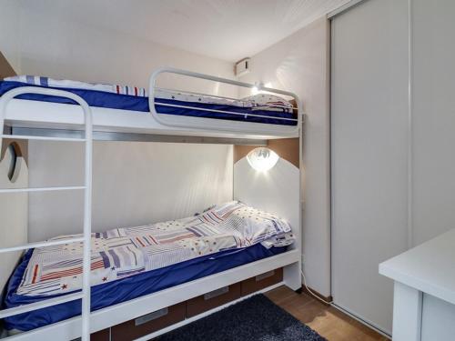 Cette petite chambre comprend 2 lits superposés. dans l'établissement Appartement Barèges, 2 pièces, 6 personnes - FR-1-403-78, à Barèges