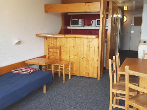 Cette chambre comprend un lit, une table et une cuisine. dans l'établissement Studio confortable pour 5 pers. à Arc 1800, proche pistes et commerces - FR-1-411-353, à Arc 1800