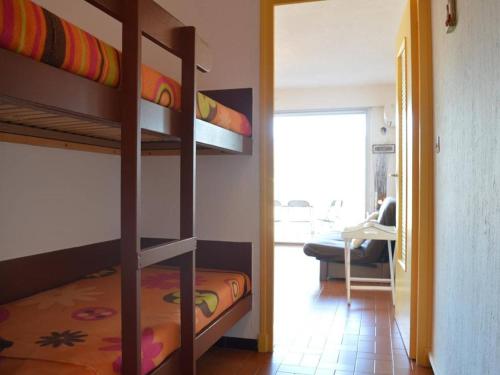 une chambre avec deux lits superposés dans une pièce dans l'établissement Studio cabine climatisé 4 pers, proche plage, parking - FR-1-225C-533, à Banyuls-sur-Mer