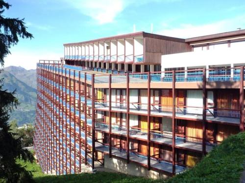 un bâtiment avec des balcons sur le côté dans l'établissement Studio confortable pour 5 pers. à Arc 1800, proche pistes et commerces - FR-1-411-353, à Arc 1800