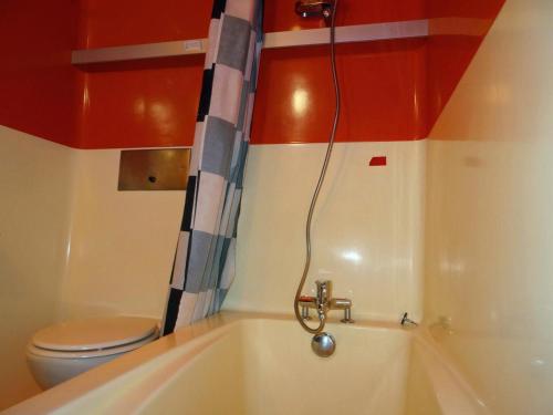 La salle de bains est pourvue d'une baignoire et de toilettes. dans l'établissement Studio skis aux pieds pour 4 pers, balcon, animaux admis - FR-1-411-389, à Arc 1800