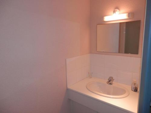 a bathroom with a sink and a mirror at Appartement Vieux-Boucau-les-Bains, 3 pièces, 4 personnes - FR-1-379-80 in Vieux-Boucau-les-Bains