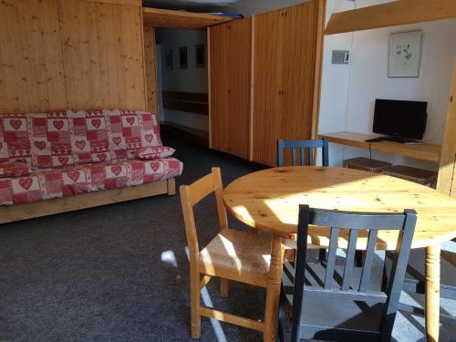 une pièce avec une table, des chaises et un lit dans l'établissement Studio cosy 5 pers. à Arc 1600, ski aux pieds, proche commerces, animaux acceptés, Wi-Fi inclus - FR-1-411-373, à Arc 1600
