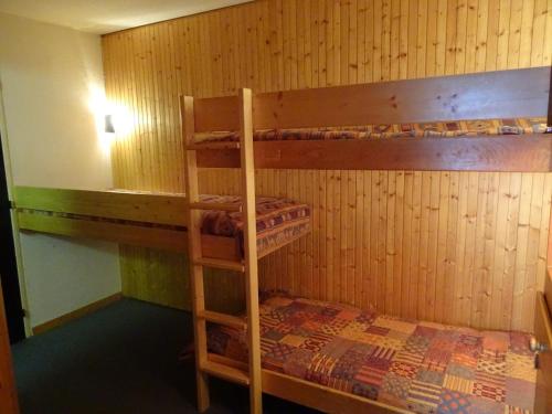 une chambre avec deux lits superposés et un lit dans l'établissement Studio cosy 5 pers. à Arc 1600, ski aux pieds, proche commerces, animaux acceptés, Wi-Fi inclus - FR-1-411-373, à Arc 1600