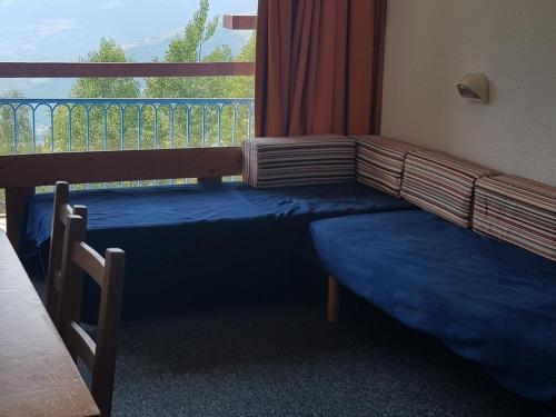 une chambre avec un lit et une fenêtre avec vue dans l'établissement Studio confortable pour 5 pers. à Arc 1800, proche pistes et commerces - FR-1-411-353, à Arc 1800