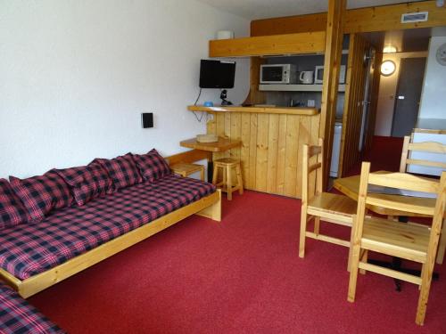 un salon avec un canapé et une table dans l'établissement Studio cosy 5 pers. avec balcon, proche pistes et commerces à Arc 1800 - FR-1-411-428, à Arc 1800
