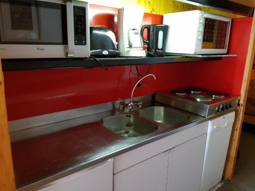 une cuisine avec un évier et un micro-ondes dans l'établissement Studio cosy 5 pers. à Arc 1600, ski aux pieds, proche commerces, animaux acceptés, Wi-Fi inclus - FR-1-411-373, à Arc 1600