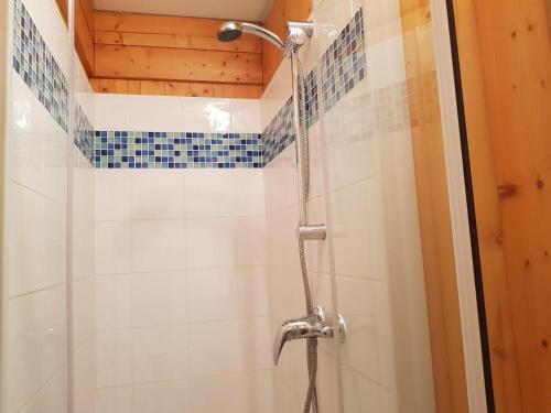 Ένα μπάνιο στο Studio pour 3 à Arc 1600, pied des pistes, proche commerces, avec wifi et animaux acceptés - FR-1-411-438