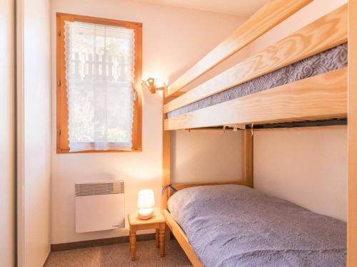 a bedroom with a bunk bed and a window at Appartement Briançon, 3 pièces, 6 personnes - FR-1-330C-52 in Briançon