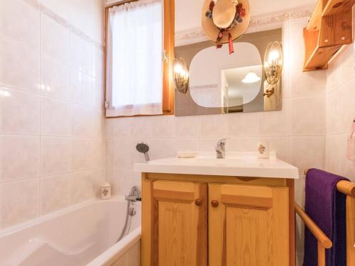 y baño con lavabo, bañera y espejo. en Appartement Briançon, 3 pièces, 6 personnes - FR-1-330C-52, en Briançon