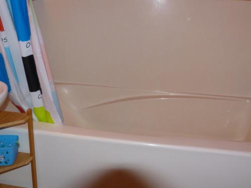 La salle de bains est pourvue d'une baignoire avec rideau de douche. dans l'établissement Appartement 2 pièces, 5 pers, skis aux pieds, proche ESF et garderie - FR-1-411-453, à Arc 1800