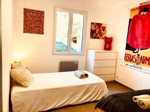 une chambre avec un lit et une fenêtre dans l'établissement L'Escapade, Magnifique Villa avec Piscine, à Collias