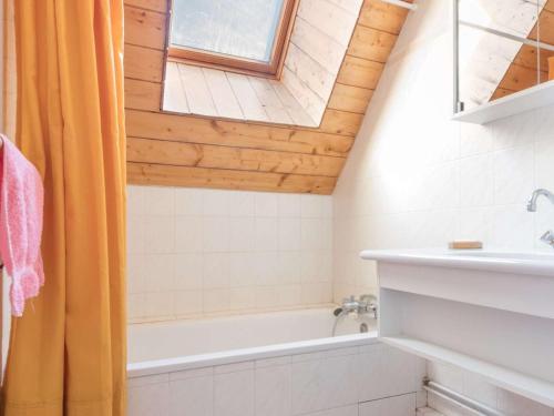 Phòng tắm tại Appartement fonctionnel 2 pièces avec parking, centre Briançon - FR-1-330C-60