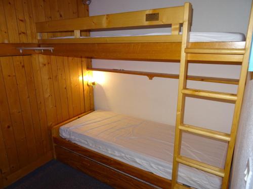 - un lit superposé avec une échelle dans une chambre dans l'établissement Studio skis aux pieds, 5 personnes, balcon, proche commerces, Arc 1800 - FR-1-411-448, à Bourg-Saint-Maurice