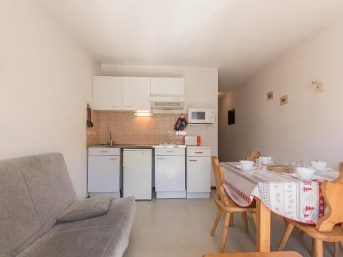 Appartement Briançon, 1 pièce, 4 personnes - FR-1-330C-87にあるキッチンまたは簡易キッチン
