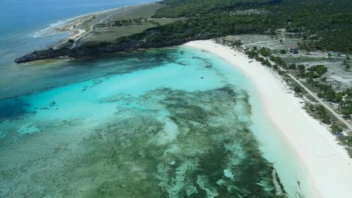 an aerial view of a beach and the ocean at Loedi Bungalows Rote in Nembrala