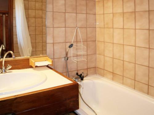 une salle de bain avec une baignoire et un lavabo dans l'établissement Studio confort au pied des pistes Les Orres 1650 - 4 pers - Animaux admis - FR-1-322-320, aux Orres