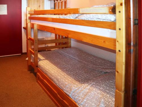 Bunk bed o mga bunk bed sa kuwarto sa Studio Les Orres, 1 pièce, 4 personnes - FR-1-322-320