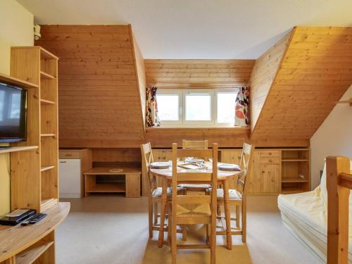 une pièce avec une table et des chaises et une chambre dans l'établissement Appartement charmant 2 chambres, 6 pers., cuisine, parking couvert, centre Cauterets et télécabine - FR-1-401-106, à Cauterets