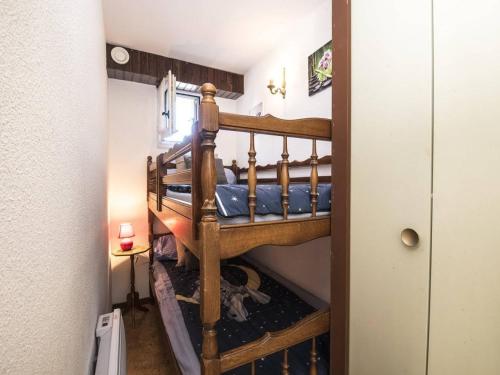 une chambre avec deux lits superposés dans une pièce dans l'établissement Appartement cosy proche centre-ville, téléphérique et thermes, exposé plein sud avec parking privé - FR-1-296-261, à Saint-Lary-Soulan