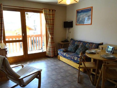 un salon avec un canapé et une table dans l'établissement Appartement 2 pièces avec balcon à Bourg-Saint-Maurice, proche centre, animaux admis - FR-1-411-520, à Bourg-Saint-Maurice