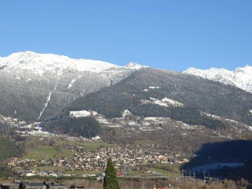 une ville dans une vallée avec des montagnes enneigées dans l'établissement Appartement 2 pièces avec balcon à Bourg-Saint-Maurice, proche centre, animaux admis - FR-1-411-520, à Bourg-Saint-Maurice