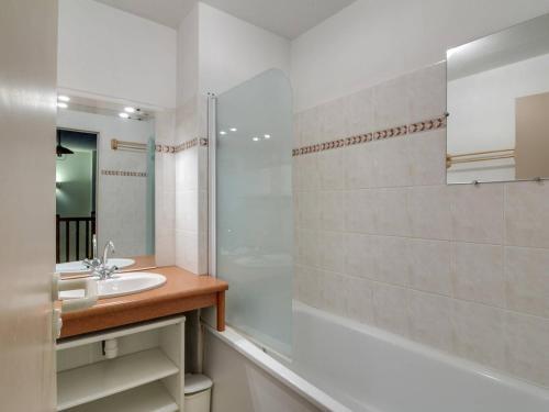 une salle de bain avec un lavabo et une douche dans l'établissement Appartement charmant 2 chambres, 6 pers., cuisine, parking couvert, centre Cauterets et télécabine - FR-1-401-106, à Cauterets