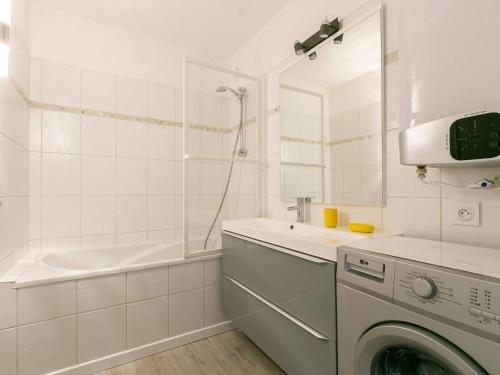 y baño con lavadora, lavamanos y bañera. en Appartement Saint-Jean-de-Luz, 2 pièces, 4 personnes - FR-1-4-524, en San Juan de Luz