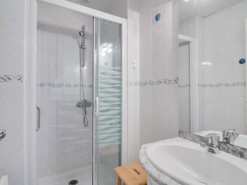 コトレにあるAppartement Cauterets, 2 pièces, 4 personnes - FR-1-401-110の白いバスルーム(シャワー、シンク付)