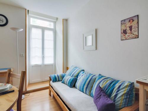 un salon avec un canapé et une table dans l'établissement Appartement 2 pièces, centre de Cauterets, proche télécabine, local ski, bien équipé - FR-1-401-110, à Cauterets