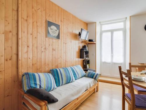 un salon avec un canapé et une table dans l'établissement Appartement 2 pièces, centre de Cauterets, proche télécabine, local ski, bien équipé - FR-1-401-110, à Cauterets