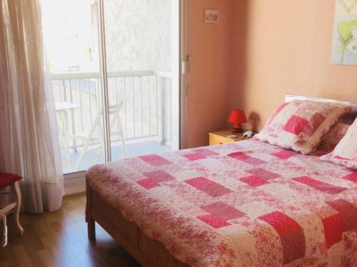 une chambre avec un lit et une grande fenêtre dans l'établissement Appartement T3 Arcachon Centre-Ville, 280m de la Plage, Parking, Proche Gare, Balcon - FR-1-433-4, à Arcachon