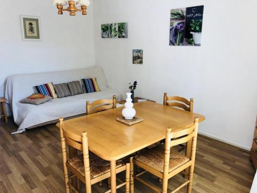 - une table à manger avec des chaises et un canapé dans l'établissement Appartement T3 Arcachon Centre-Ville, 280m de la Plage, Parking, Proche Gare, Balcon - FR-1-433-4, à Arcachon