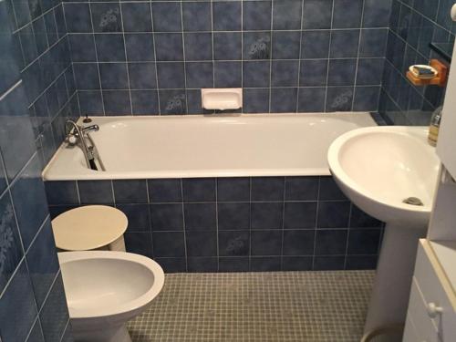 une salle de bain avec toilettes, baignoire et lavabo dans l'établissement Appartement T3 Arcachon Centre-Ville, 280m de la Plage, Parking, Proche Gare, Balcon - FR-1-433-4, à Arcachon