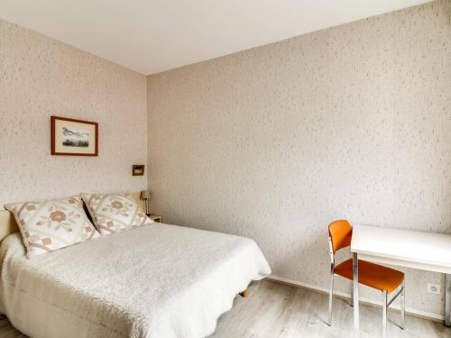 une chambre avec un lit et un bureau dans l'établissement Studio en centre-ville avec 2 coins nuit, cuisine équipée et proche télécabine - 5 pers. - FR-1-401-116, à Cauterets