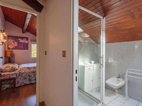 une salle de bain avec une douche et un lavabo et un lit dans l'établissement Duplex de caractère 4 chambres avec balcon, près du centre et des commerces, parking inclus - FR-1-4-526, à Saint-Jean-de-Luz