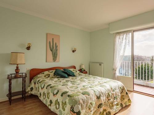 um quarto com uma cama e uma grande janela em Appartement Saint-Jean-de-Luz, 5 pièces, 7 personnes - FR-1-4-526 em Saint-Jean-de-Luz