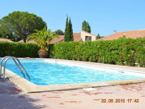 - une piscine dans une cour avec aicrobialicrobialicrobial dans l'établissement Villa climatisée 3 pièces, 6 couchages avec terrasse, piscine et parking à Saint-Cyprien - FR-1-225D-532, à Saint Cyprien Plage